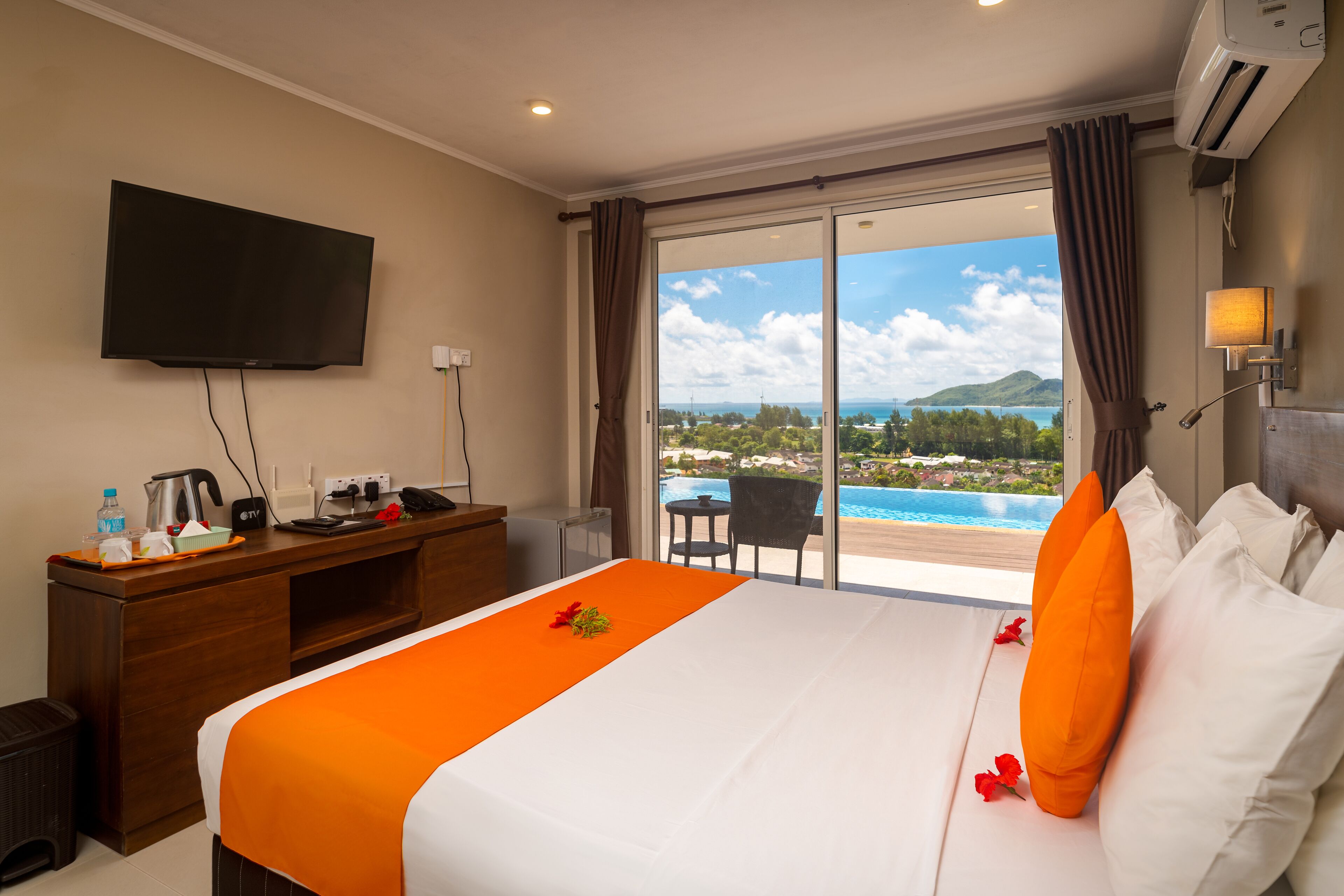 standard double room | minibar, in-room safe, desk, free wifi