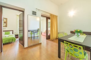 Apartamento família, 1 quarto, terraço, vista para o mar | Área de estar | TV de plasma 16 polegadas com canais via satélite, TV