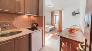 Studio, Sea View | Private kitchen | Fridge, stovetop, electric kettle, cookware/dishes/utensils - R-Club Old Town Apartments (Budva)