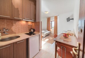 Studio, Sea View | Private kitchen | Fridge, stovetop, electric kettle, cookware/dishes/utensils - R-Club Old Town Apartments (Budva)