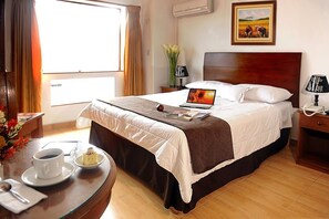 Minibar, coffres-forts dans les chambres, bureau