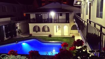 Piscina a l'aire lliure i gandules