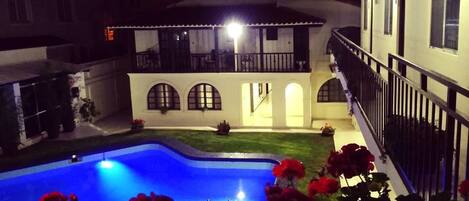 Alberca al aire libre y camastros