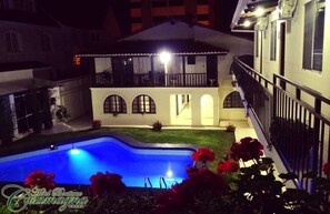 Una piscina al aire libre, tumbonas