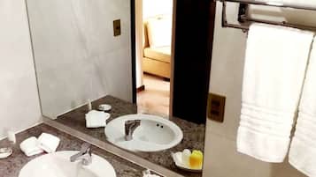Ducha y bañera combinadas y bañera profunda