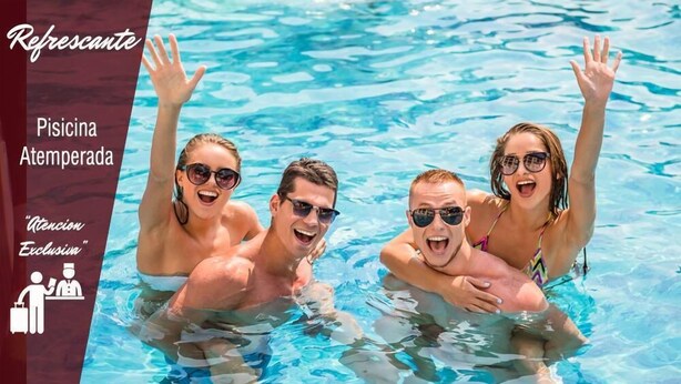 Una piscina con agua azul cristalina, rodeada por un borde a rayas rojas y blancas.