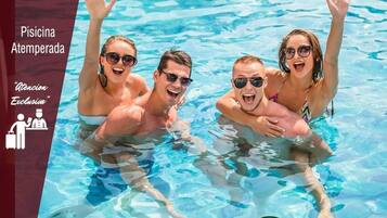 Piscina a l'aire lliure i gandules