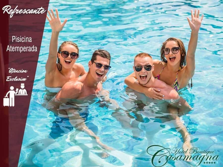 Piscine extérieure, chaises longues