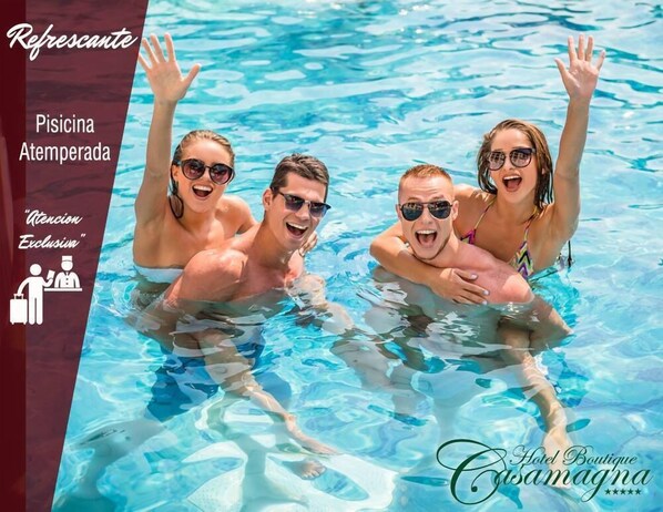 Piscine extérieure, chaises longues