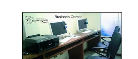 Un centre d’affaires équipé de deux bureaux, chacun comprenant un ordinateur, une imprimante et un clavier.