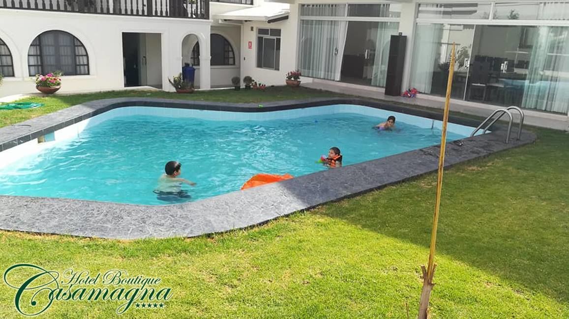 Alberca al aire libre y camastros 