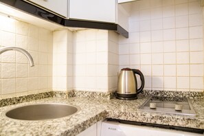 Studio | Privékeuken | Een koelkast, een magnetron, een kookplaat, een vaatwasser