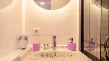 Business Penthouse | Bathroom | Shower, free toiletries, hair dryer, slippers