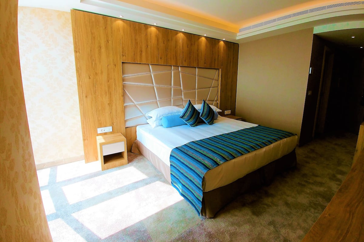 Eenvoudige eenpersoonskamer, uitzicht op oceaan | 1 slaapkamer, een minibar, een kluis op de kamer, een bureau