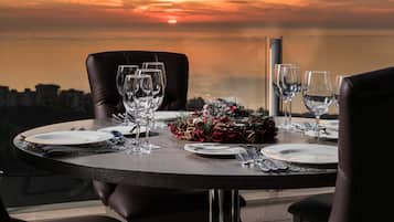 2 restaurants, lunch, dinner served; international cuisine