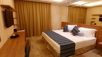 Family Suite, 2 Bedrooms, Accessible, Ocean View | 1 bedroom, minibar, in-room safe, desk