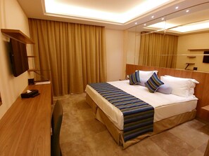 Family Suite, 2 Bedrooms, Accessible, Ocean View | 1 bedroom, minibar, in-room safe, desk - Maximus Hotel Byblos (Blat)