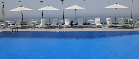Inomhuspool, utomhuspool och parasoller