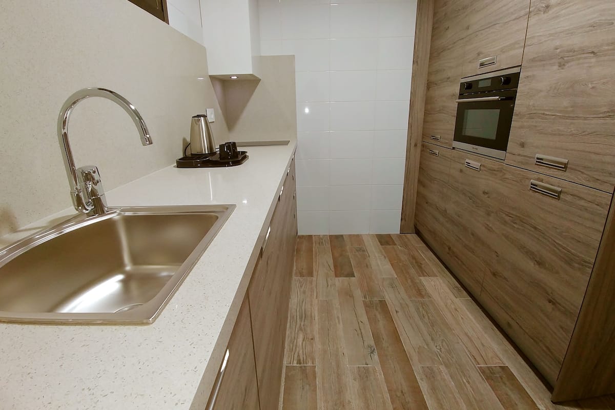 executive suite, 1 king bed, ocean view | private kitchen | electric kettle