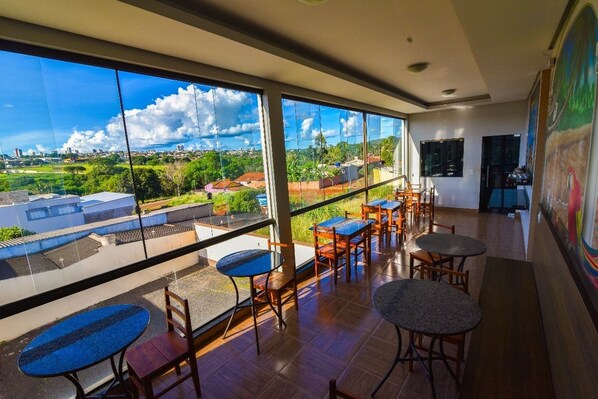 Free daily buffet breakfast - Hotel Califórnia (Jatai)