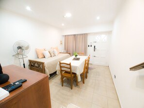 26-tums platt-tv med kabelkanaler, tv och en mp3-dockningsstation