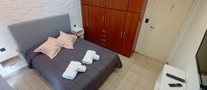 2 sovrum, duntäcken, bäddmadrasser och skrivbord