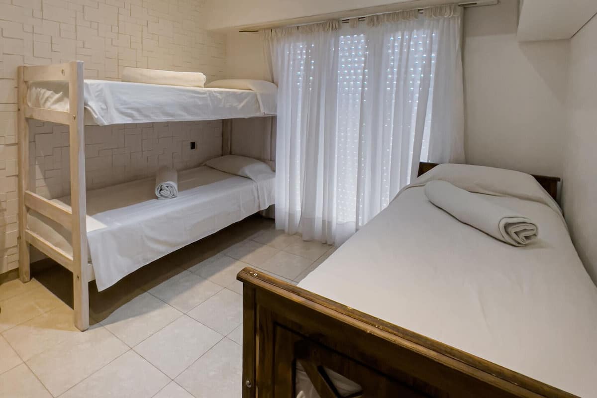 2 habitaciones, cubrecamas, colchones con pillow-top y escritorio