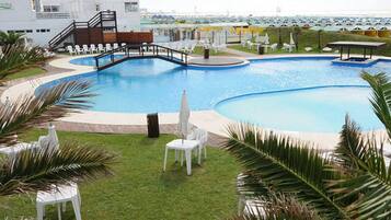 Outdoor pool, a heated pool