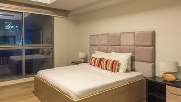 Skrivbord, arbetsyta för laptop och sängkläder