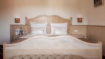 Comfort Triple Room, Multiple Beds | Minibar, in-room safe, soundproofing, iron/ironing board