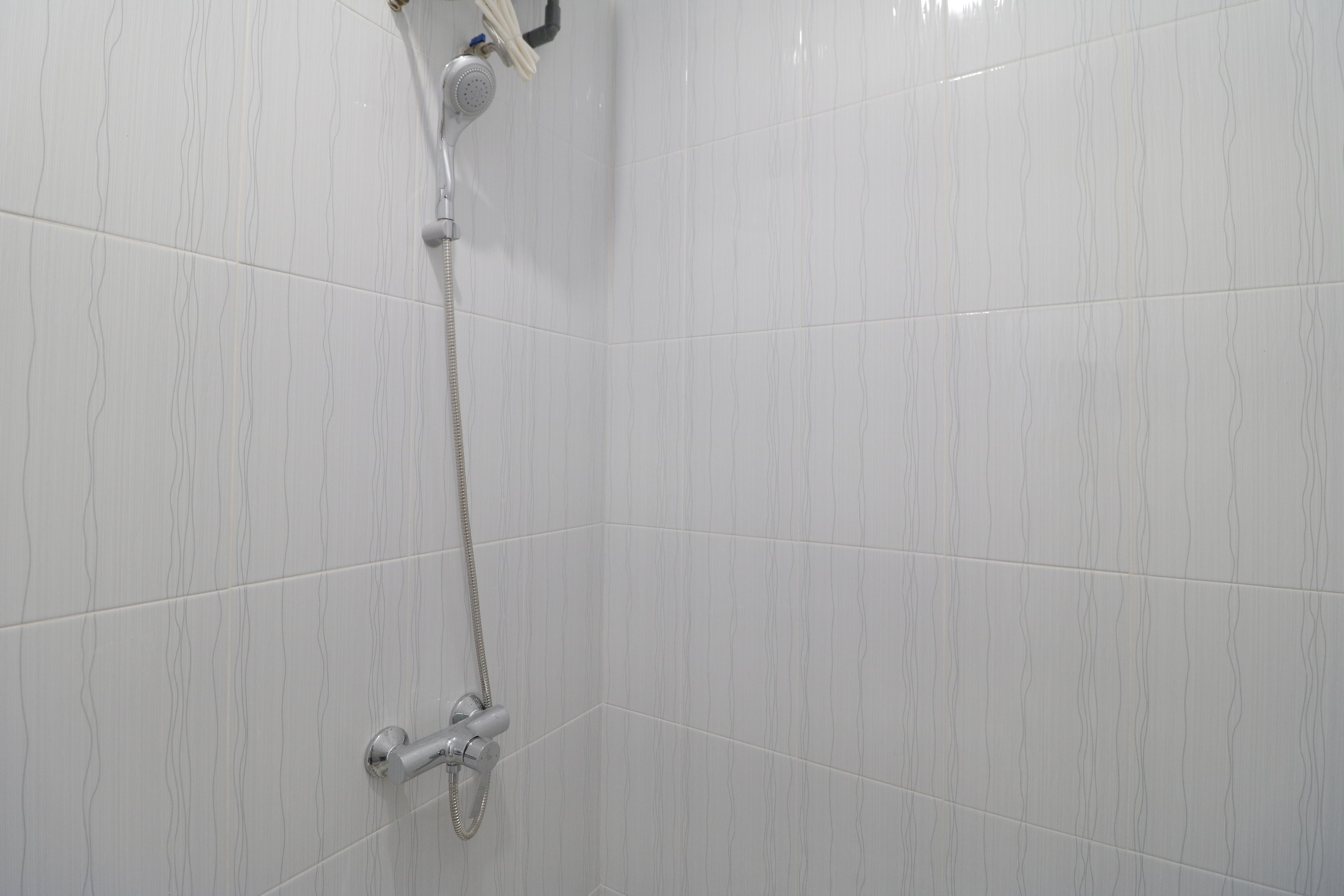 Shower, free toiletries, towels