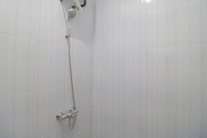 Shower, free toiletries, towels - RedDoorz Plus Near Kepri Mall (Batam)