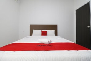 Desk, free WiFi, bed sheets - RedDoorz Plus Near Kepri Mall (Batam)