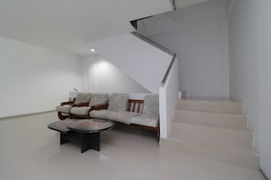 Interior - RedDoorz Plus Near Kepri Mall (Batam)