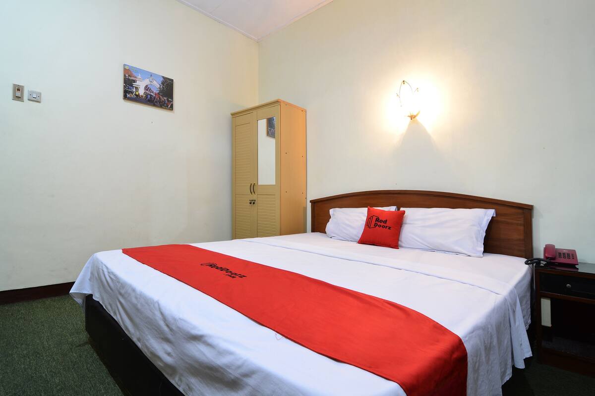Desk, free WiFi, bed sheets