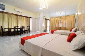 Meja kerja, Wi-Fi gratis, dan seprai linen