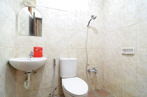 Shower, free toiletries, towels