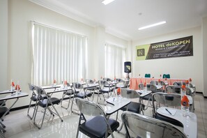 Meeting facility - RedDoorz @ Rampal (Malang)