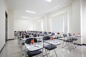 Meeting facility - RedDoorz @ Rampal (Malang)
