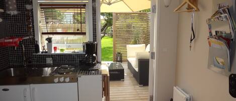 Studio | Eget pentry | Kylskåp, mikrovågsugn, spishäll och kaffe- och tebryggare