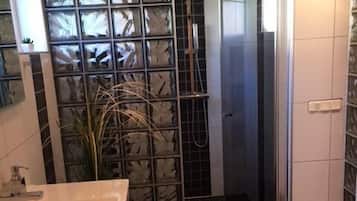 Studio | Bathroom | Shower, towels