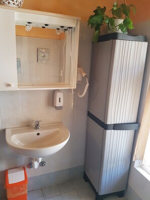 Quarto casal, banheiro compartilhado | Banheiro | Chuveiro, produtos de toalete grátis, secador de cabelo, bidê
