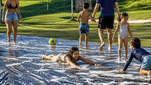 A swimming pool with people around it. - Hotel Fazenda Menino da Porteira (Ouro Fino)