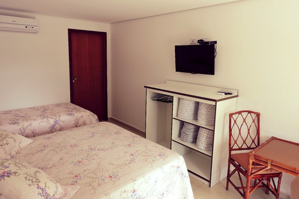 Appartement, Plusieurs lits | Minibar, bureau, rideaux dâobscurcissement, fer et planche Ă  repasser