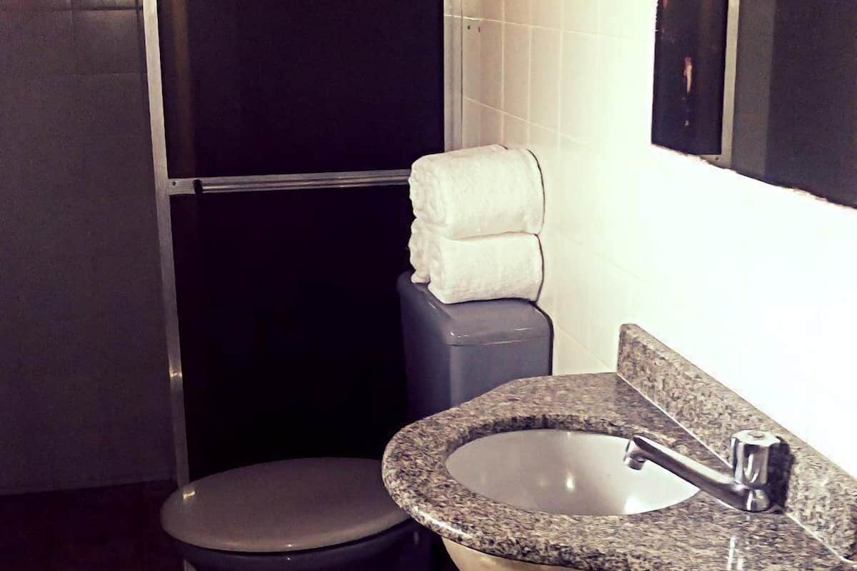 Douche, articles de toilette (gratuits), séchoir à cheveux