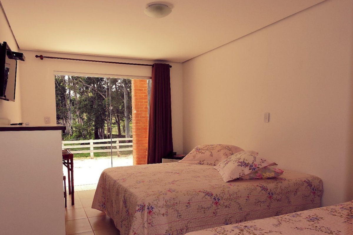 Appartement, meerdere bedden | Een minibar, een bureau, verduisterende gordijnen
