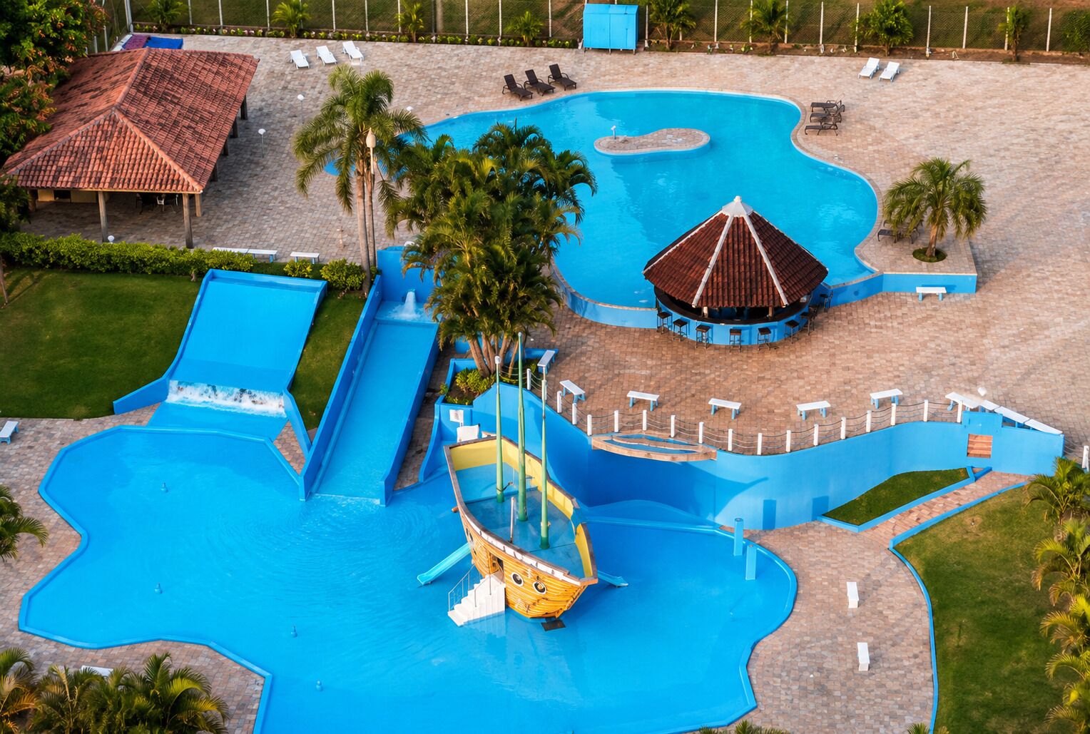 2 piscines extérieures