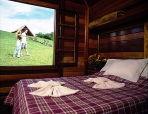 Minibar, escriptori, cortines opaques i planxa i posts de planxar