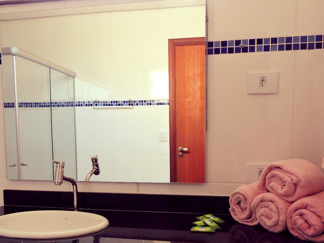 Departamento, varias camas | Baño | Regadera, amenidades de baño gratuitas, secadora de cabello, toallas 