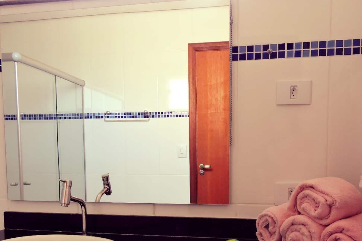 Appartement, Plusieurs lits | Salle de bain | Douche, articles de toilette (gratuits), séchoir à cheveux